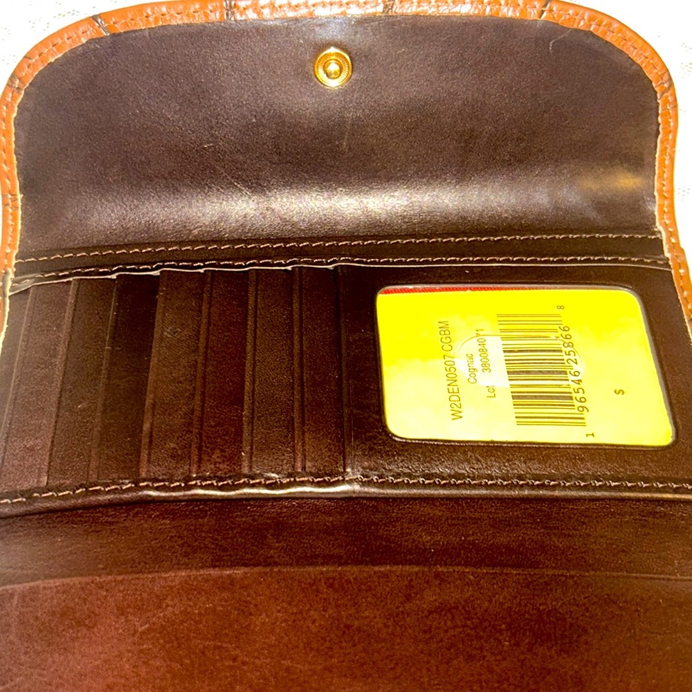 Gorgeous Dooney & Bourke Wallet - Picture 4 of 8